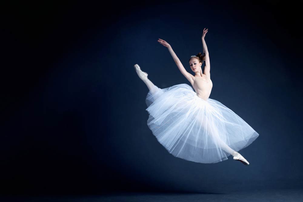 Ser ágil, bailarina con saltos de vestido