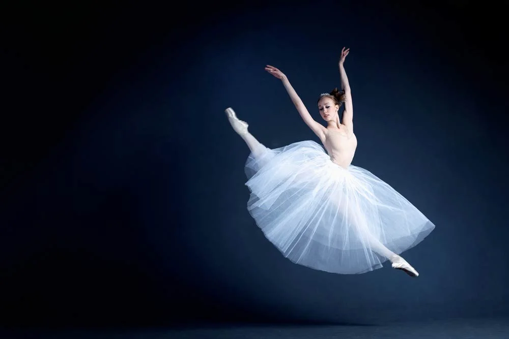Agil sein, Ballarina mit kleid springt